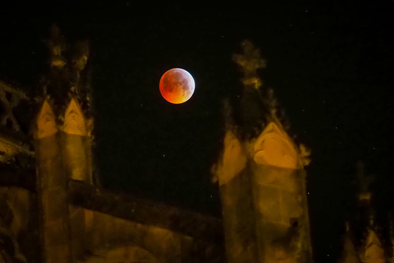 El eclipse detrás de la catedral Tours, en el centro de Francia
<br>