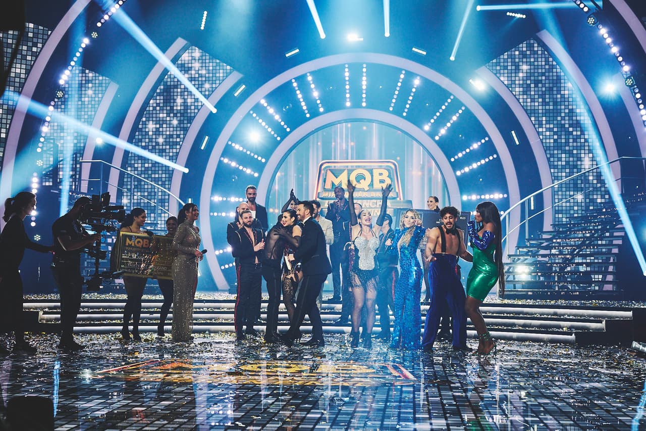 El escenario se llenó con todo los participantes, invitados, bailarines, para felicitar al español y a Lis.