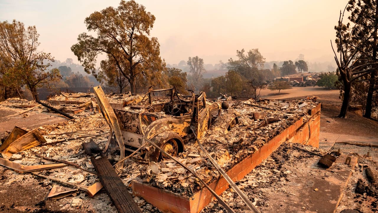 Los restos de un vehículo y una vivienda completamente reducidos a cenizas en la ciudad de Vacaville, luego del paso del incendio LNU Lightning Complex por el condado de Solano.