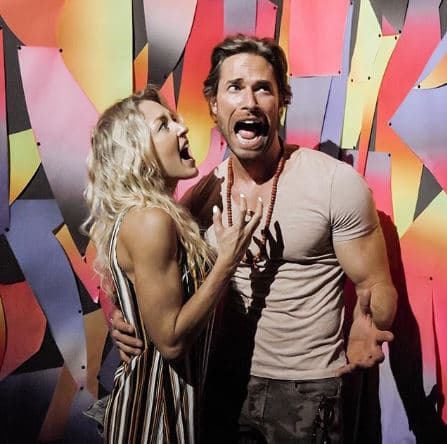 "¡Los amo!", escribió Eiza González ante dicha publicación, mientras que Glenda Reyna, mamá de la protagonista de 'Lola, érase ua vez', refirió: "Amén, par de tórtolos. Dios bendiga su amor siempre".