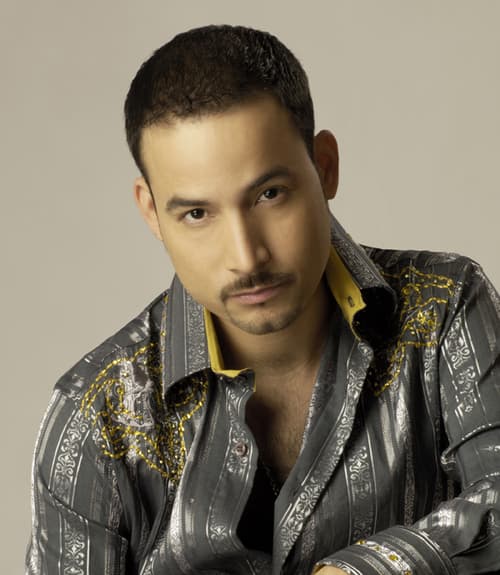 El cantante también formó parte de 'La Arrolladora Banda Limón', en donde también gustaba de vestir trajes llamativos, pues el color de su vestimenta refleja el género musical que más le agrada interpretar.