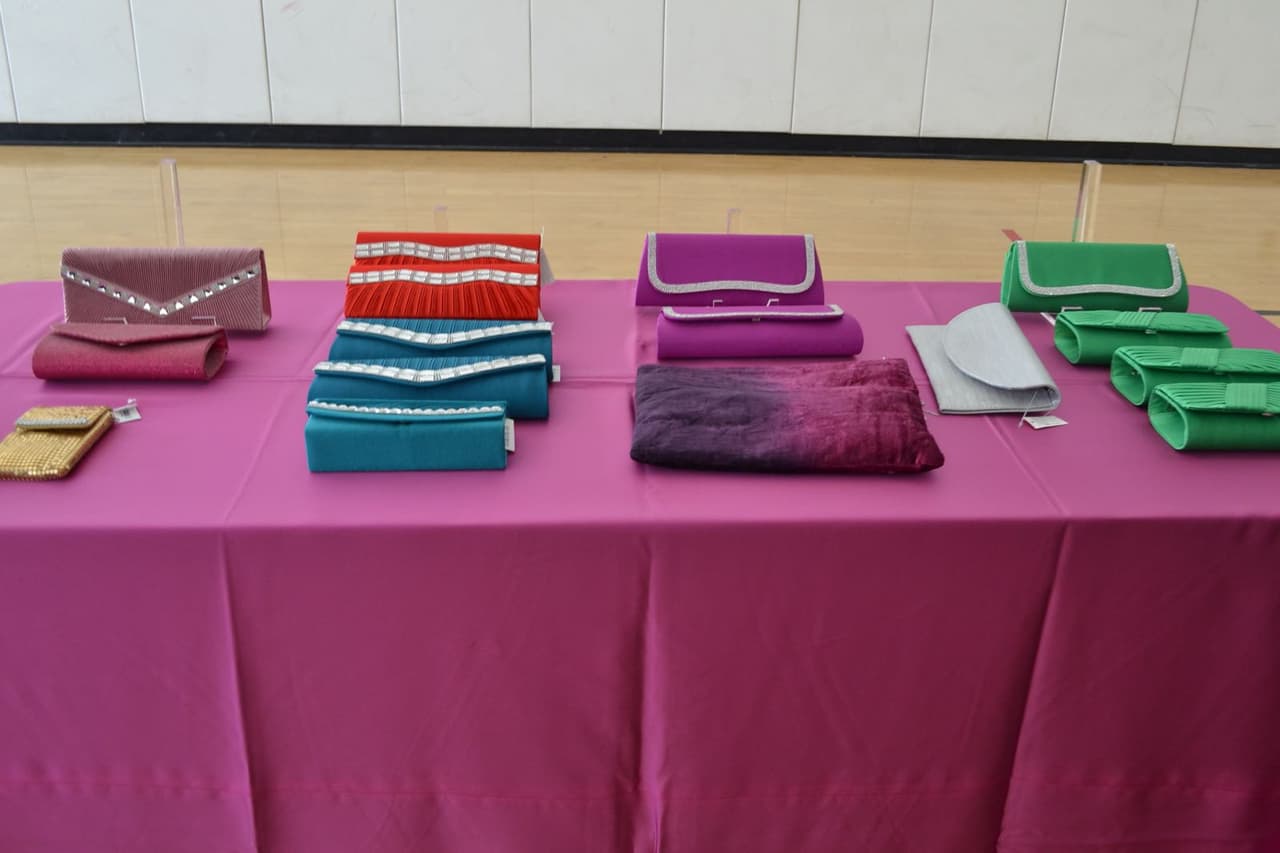 También se les dotó de bolsos para la noche de graduación, la mayoría buscaba el tamaño donde pudiera caber el celular y el lapiz labial.