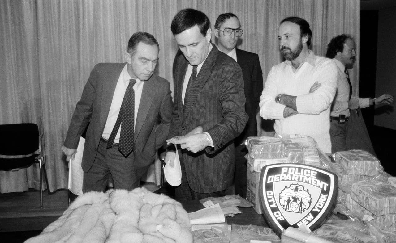 Rudy Giuliani ascendió en la política como 
<b>fiscal federal y luego alcalde de Nueva York en 1994</b>, ganando fama por su estrategia de “tolerancia cero” contra el crimen y su papel en la transformación de la ciudad.