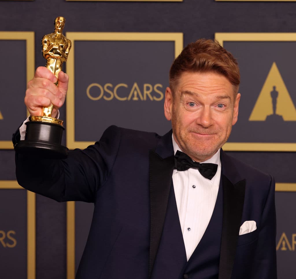 Quizá te sorprenda saber que hace poco el actor originario de Irlanda del Norte, ganó un premio Oscar al Mejor Guión Original por la cinta 'Belfast'.