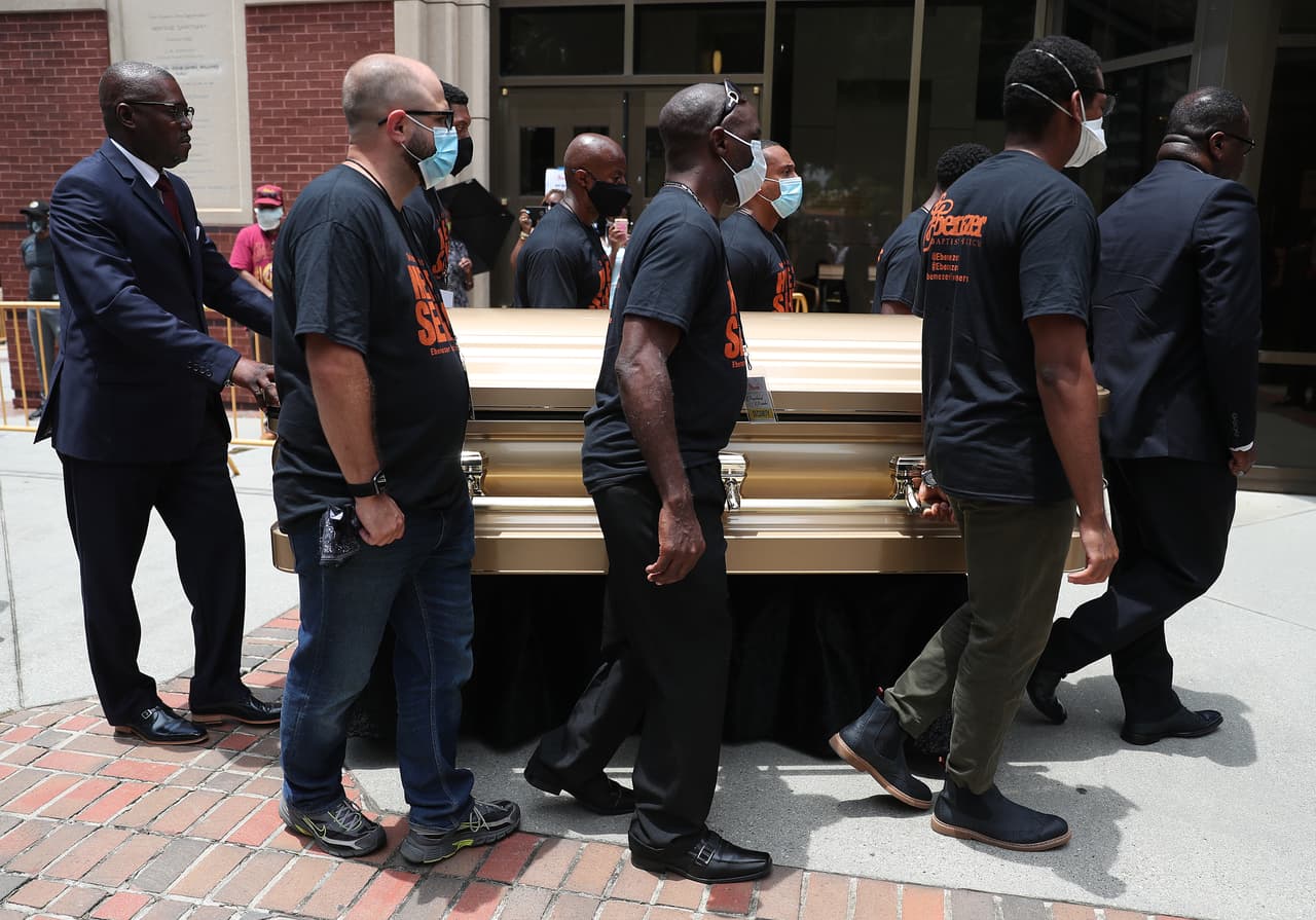 Un grupo de hombres cargan féretros con los restos de Rayshard Brooks para ingresar a la Iglesia Bautista Ebenezer. Brooks fue asesinado el 12 de junio por un oficial de policía de Atlanta después de una lucha durante una prueba de sobriedad en el estacionamiento de un restaurante de Wendy's.