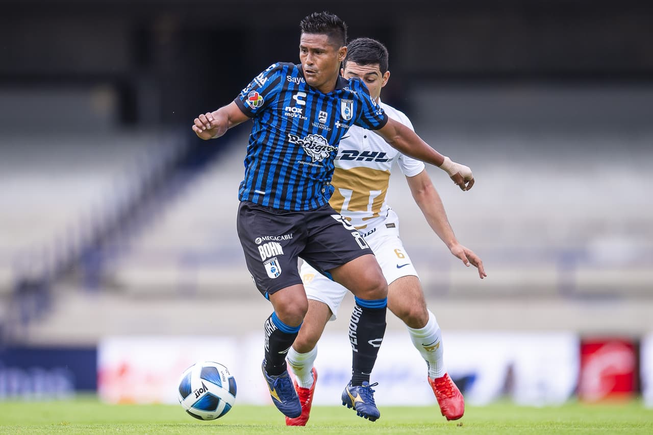 Pumas y Querétaro terminan el encuentro sin goles durante la cuarta Jornada del torneo Apertura Grita México 2021. La escuadra universitaria se quedó con 10 hombres al minuto 89' tras la expulsión de Fabio Álvarez por una patada. Los universitarios se enfrentarán ante Necaxa y los 'gallos blancos' ante Tigres en la próxima jornada.