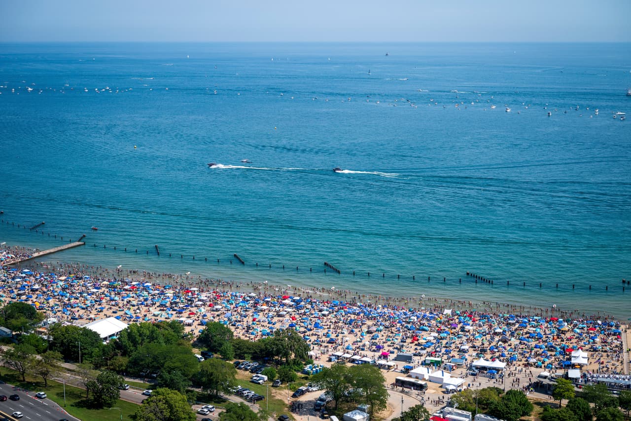 En el perímetro de North Avenue Beach estarán prohibidos el alcohol, las parrillas, los drones, los fuegos artificiales y las armas, según la señalización y reglas anunciadas.