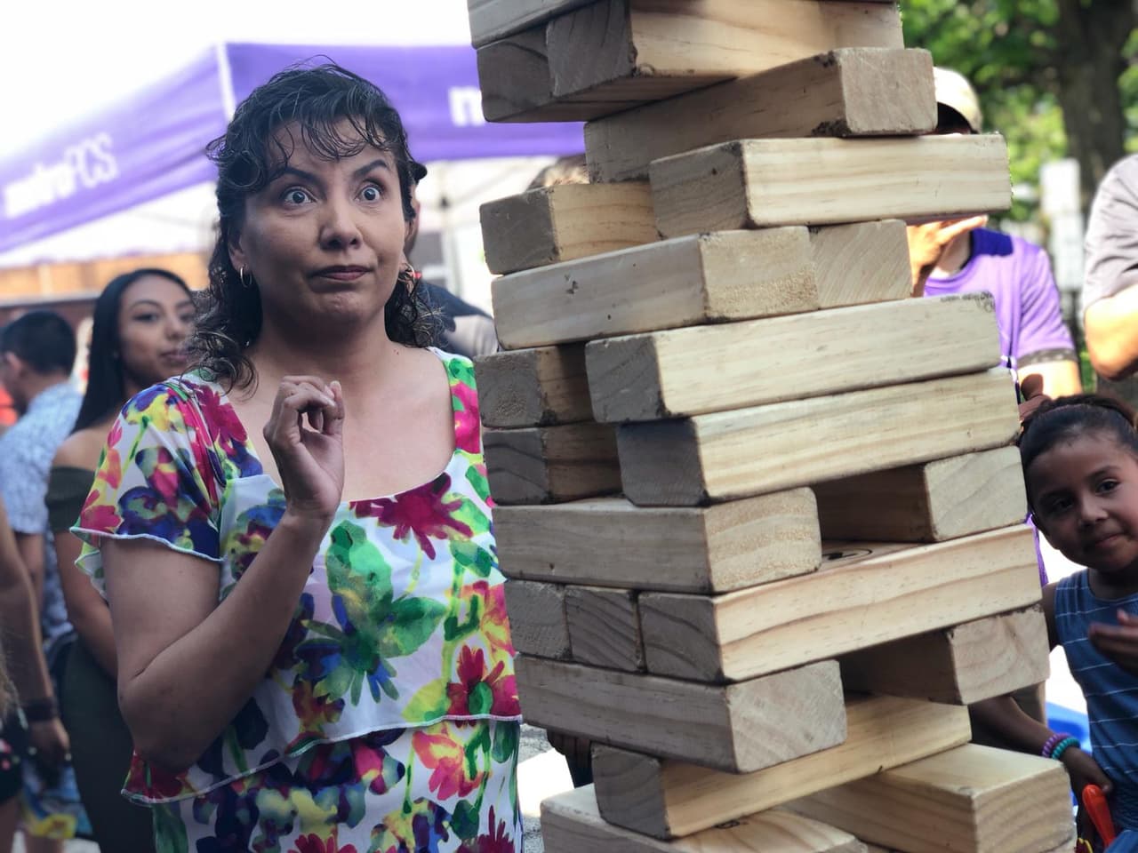 Jugar Jenga no es fácil, sobretodo si se busca mantenerse en juego y complicar los movimientos de los demás.