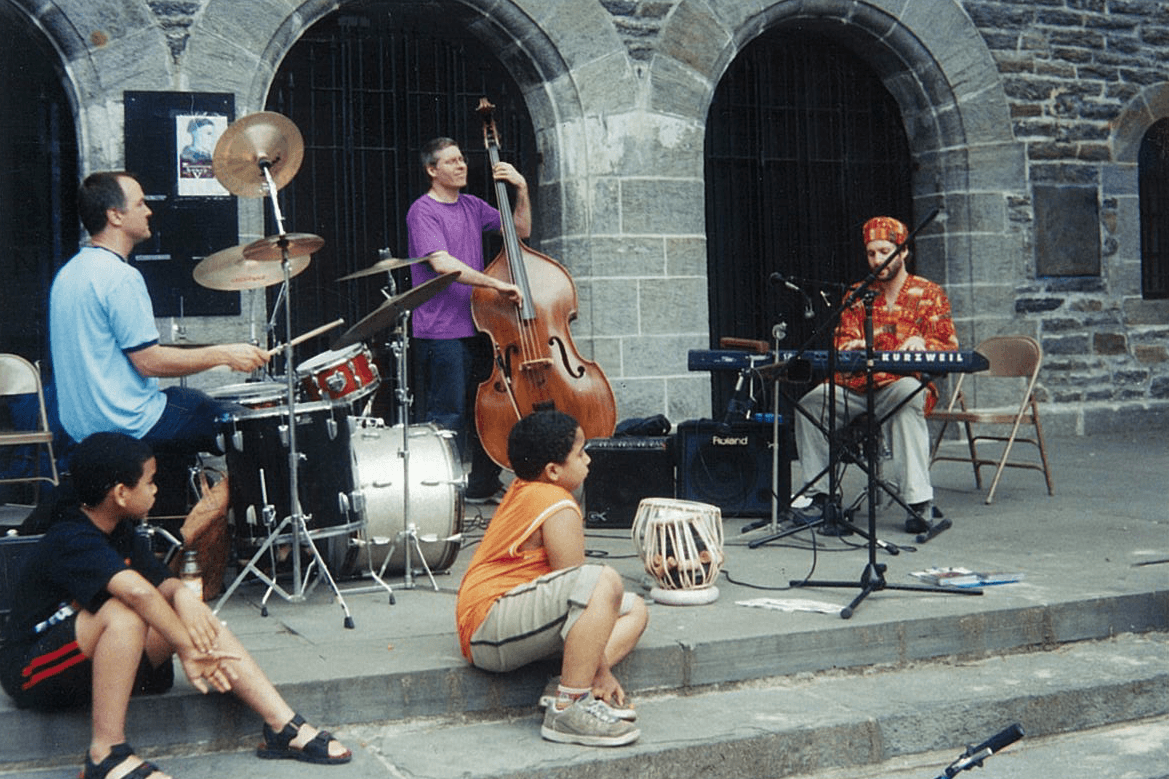 Elison sabe lo que es tocar fondo. Gracias a la música, él ha sabido salir adelante. Elison es una inspiración para todos nosotros.