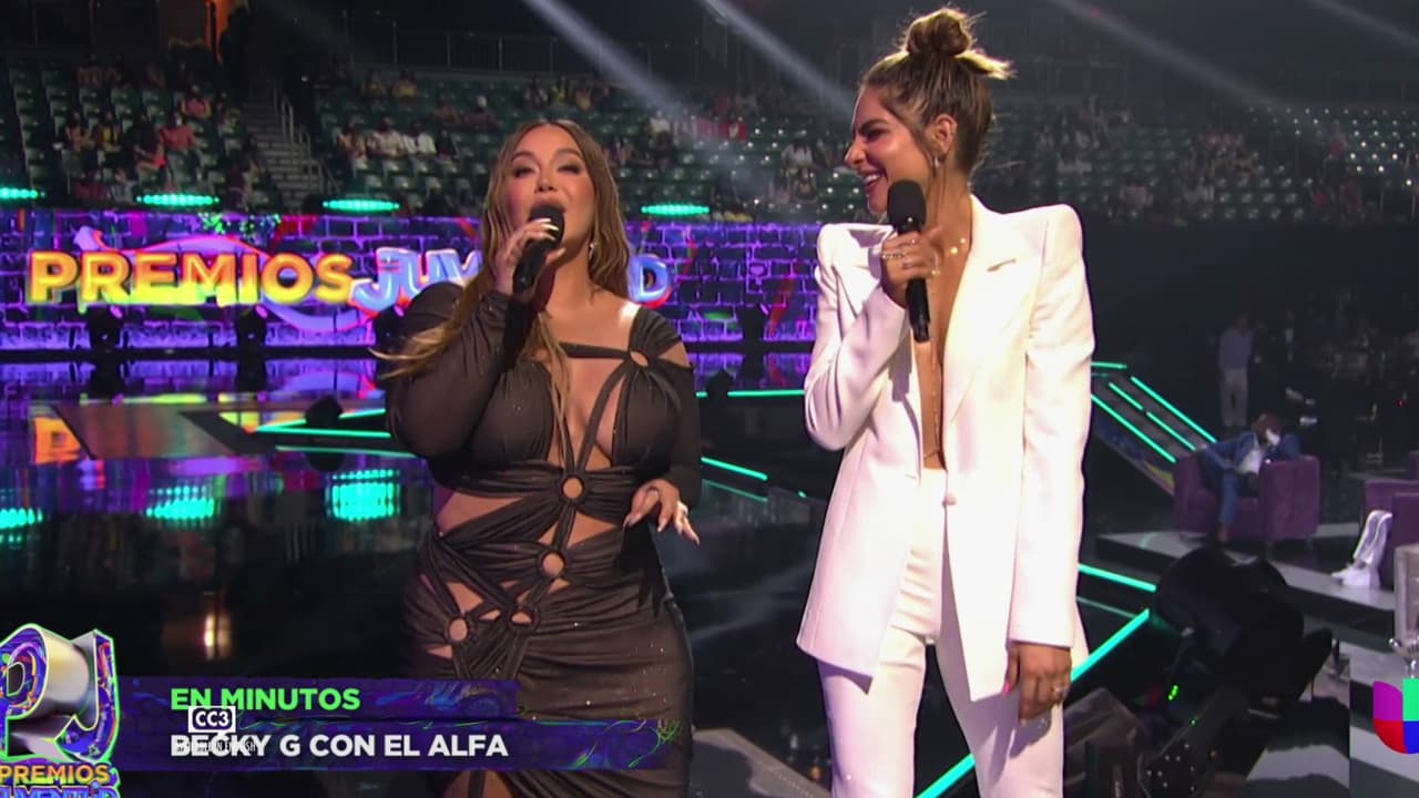 Ale también experimentó con la tendencia con la que llegó Chiquis a la premiación: traje sin nada abajo en la parte superior del cuerpo.