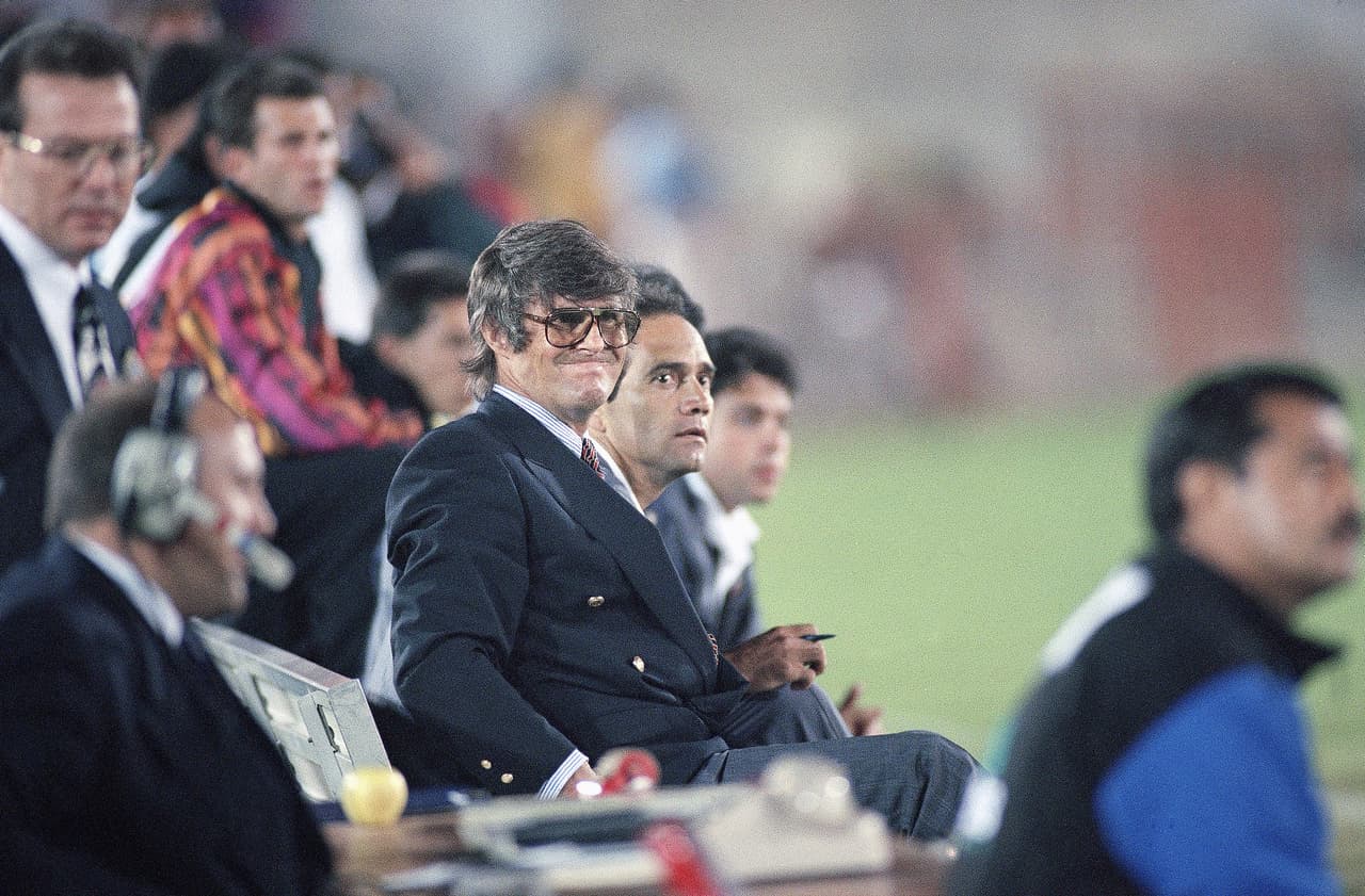 Bora Milutinovic, seleccionador de México, reacciona durante un partido amistoso de futbol entre su equipo y Arabia Saudita el miércoles 11 de octubre de 1995 en Los Ángeles. Milutinovic fue el seleccionador de Estados Unidos en la Copa Mundial de 1994.