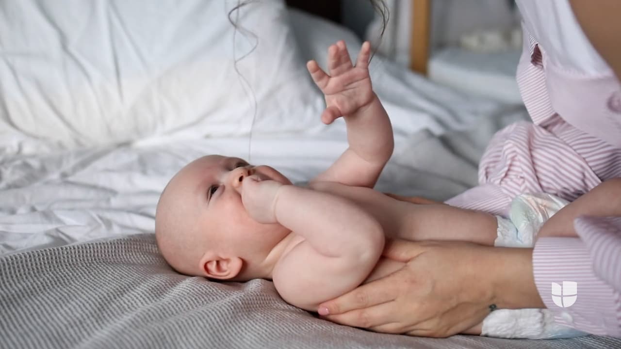 Asimismo, explicó que los efectos secundarios en las mujeres embarazadas son similares a los del público general. Indicó que no se sabe cuán efectivos sean los anitcuerpos en los bebés, tampoco la cantidad que reciben los bebés. Actualmente, se está estudiando estos efectos.