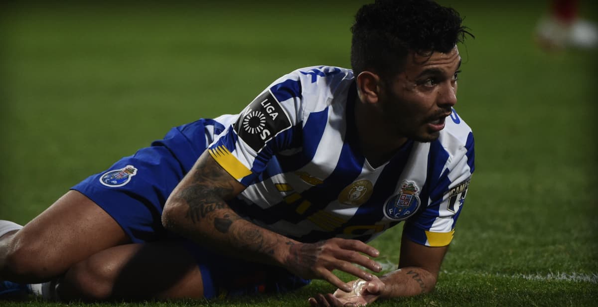 ¡Alarma! Tecatito sufrió choque de cabezas y es duda ante la Juve