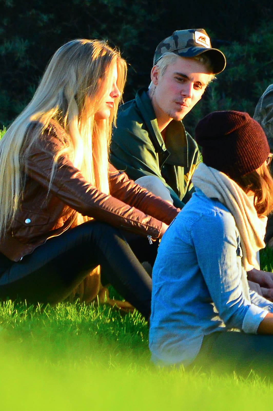 Resulta que Bieber se fue a dar un paseo con Hailey Baldwin, y se le vio algo entretenido durante el día de campo.