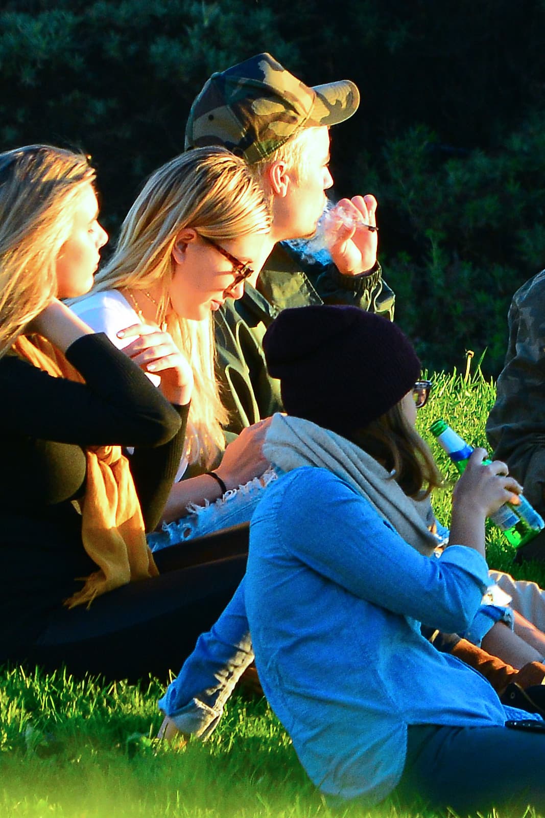 Fumada tras fumada, Justin la pasó muy relajado sentado sobre el césped.