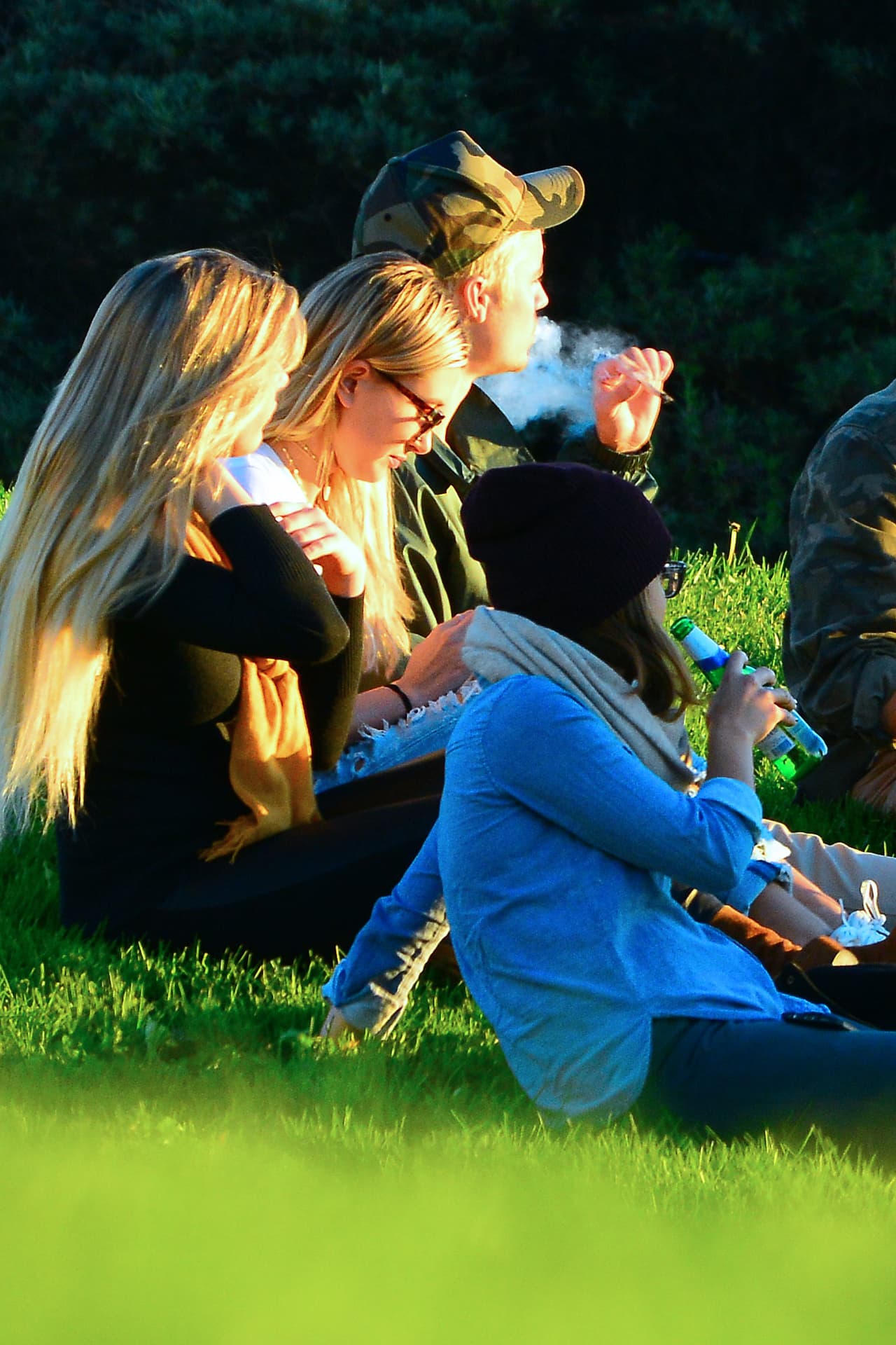 No se despegaba de su cigarrito, mientras el paparazzi captaba cada momento.