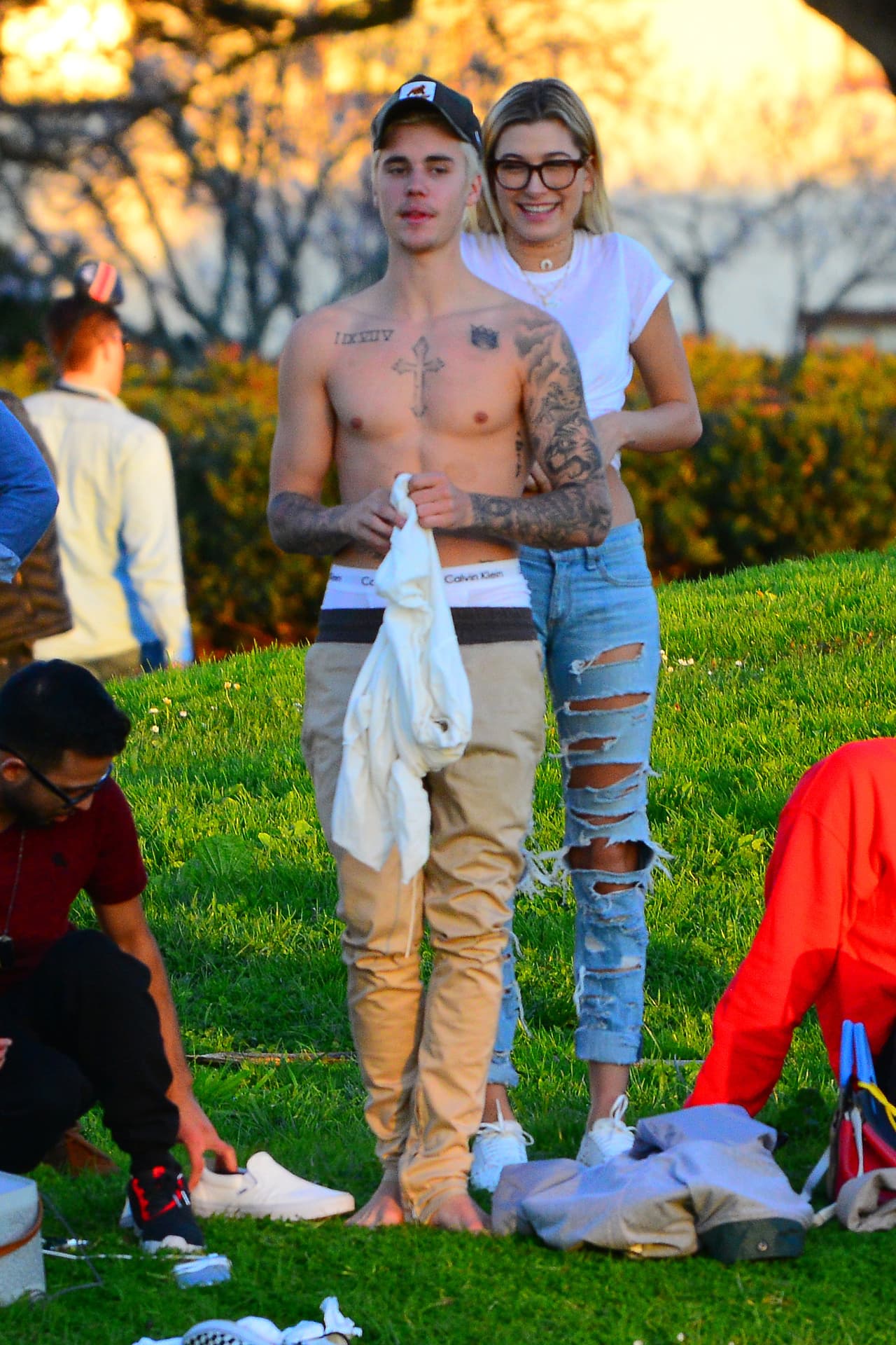 Luego se despojó de la camisa para presumir musculatura.