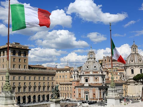 La calidad de vida y su ambiente multiculral convierte a 
<b>Italia en un país llamativo para desarrollarse profesionalmente</b>. Además, cuenta con sueldos competitivos y buen sistema de salud.