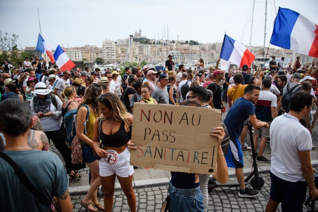 El país que hasta ahora ha tomado medidas más contundentes para tratar de que se vacunen los negacionistas de la pandemia y los antivacunas es 
<a href="https://www.france24.com/es/minuto-a-minuto/20210721-entra-en-vigencia-el-pasaporte-sanitario-en-francia" target="_blank">Francia. El "pasaporte sanitario"</a>, que se obtiene con la inmunización completa, será necesario para acceder a restaurantes, locales de ocio y espectáculos culturales. La medida ha provocado protestas. El gobierno de Estados Unidos se ha mostrado hasta ahora contrario a este tipo de "pasaportes".