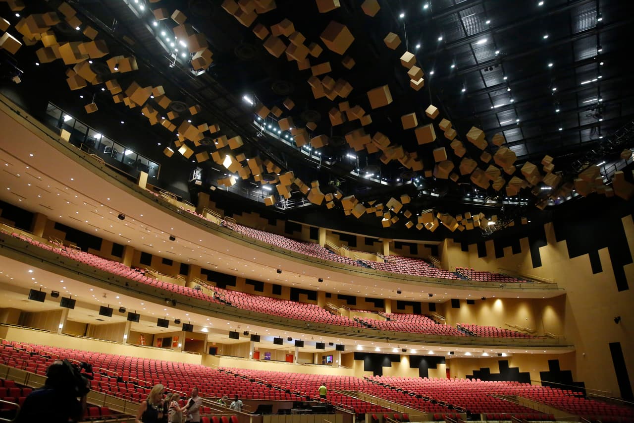 Además, el lugar tiene un gran centro de espectáculos y fue inaugurado este viernes con la presentación de la banda de rock Maroon 5. Además, ya se han anunciado próximos conciertos de Sting y Billy Joel.