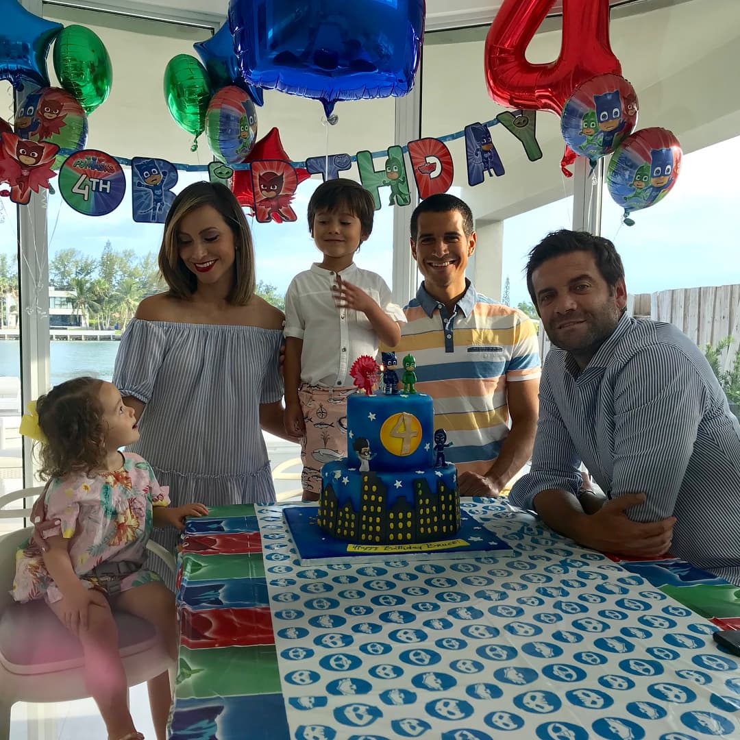La periodista hondureña tiene una familia muy unida, aquí los vemos celebrando el cuarto aniversario de Bruce, también junto al hermano de Satcha.
<br>