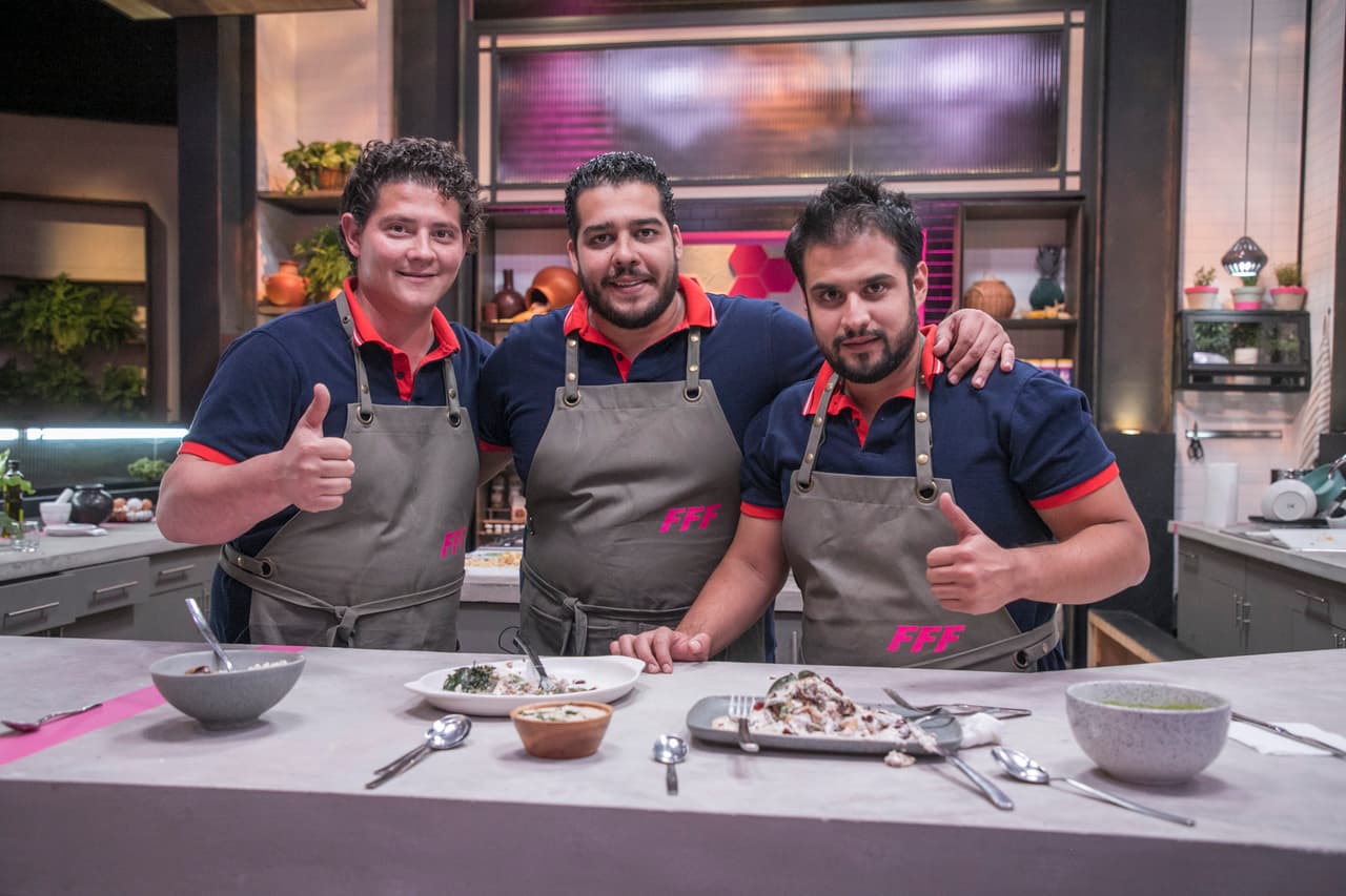 Los Gudiño hicieron un chile en nogada que, aunque dejó sorprendidos a los chefs, por la particular (y brusca) manera de emplatarlo, al final obtuvo buenas críticas.