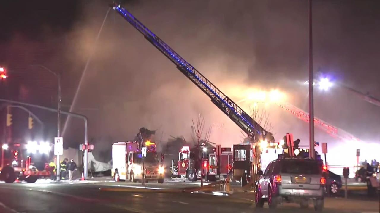 Un camión petrolero se estrella contra un edificio de Long Island y provoca un fuerte incendio 
