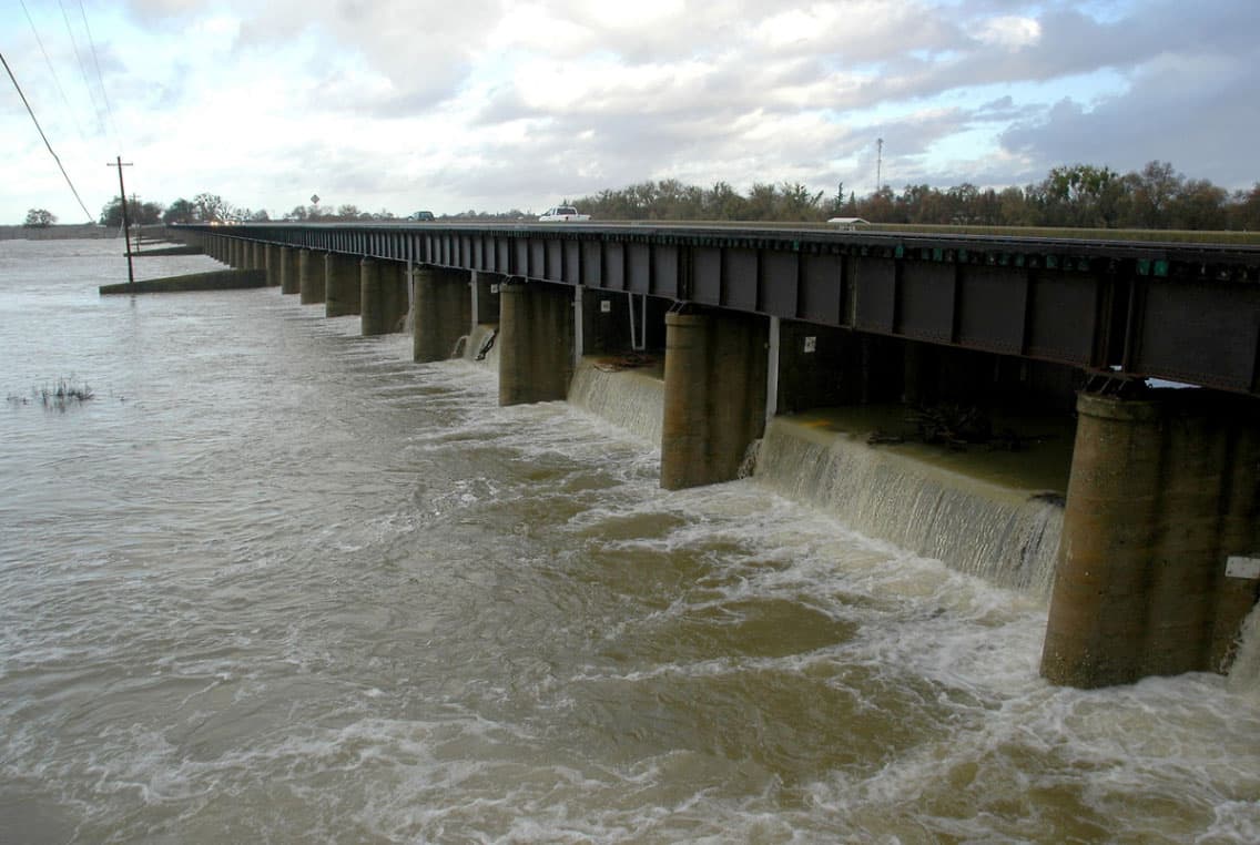 La estructura del Sacramento Weir fue construida en 1916 con el propósito de proteger a la ciudad de Sacramento de las inundaciones que suelen producirse en la región, particularmente durante la temporada del invierno.