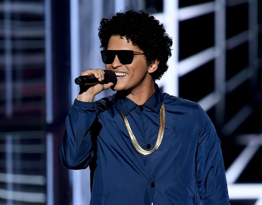 En noviembre de 2017, Bruno Mars enfrentó acciones legales por publicar una foto de su infancia. En ella aparecía imitando a Elvis Presley.