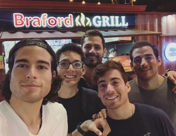 "No los veo mucho y los extraño mucho. 
<b><a href="https://www.univision.com/famosos/danilo-carrera-hace-su-confesion-mas-intima-la-que-lo-llevo-a-dar-un-giro-drastico-en-su-vida-por-un-sueno-fotos">Soy superfamiliar</a></b>, somos cinco hermanos, mamá, papá, somos siete en la casa, siempre llena y aquí vivo solo, o sea, vivo en mi departamento solo".
<br>