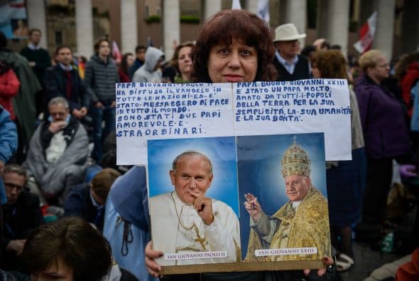 El papa Francisco respiró hondamente e hizo una pausa momentánea antes de recitar la fórmula para declararlos santos, como si estuviera conmovido por la historia de la que estaba por formar parte.