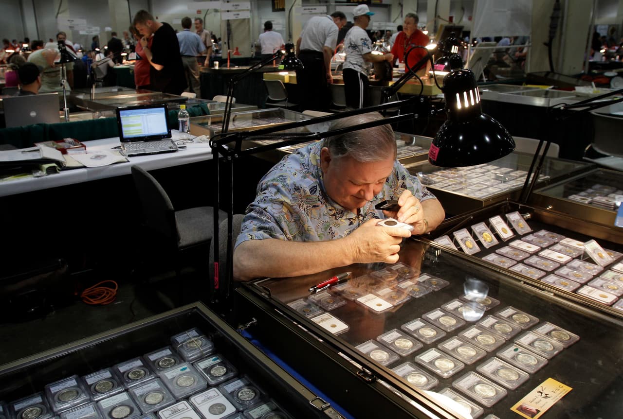 Según registros de la comunidad numismática una moneda de un centavo de 1894 extremadamente rara que formaba parte de solo 24 acuñadas fue vendida en una subasta por $ 1.32 millones, incluida la comisión del comprador.