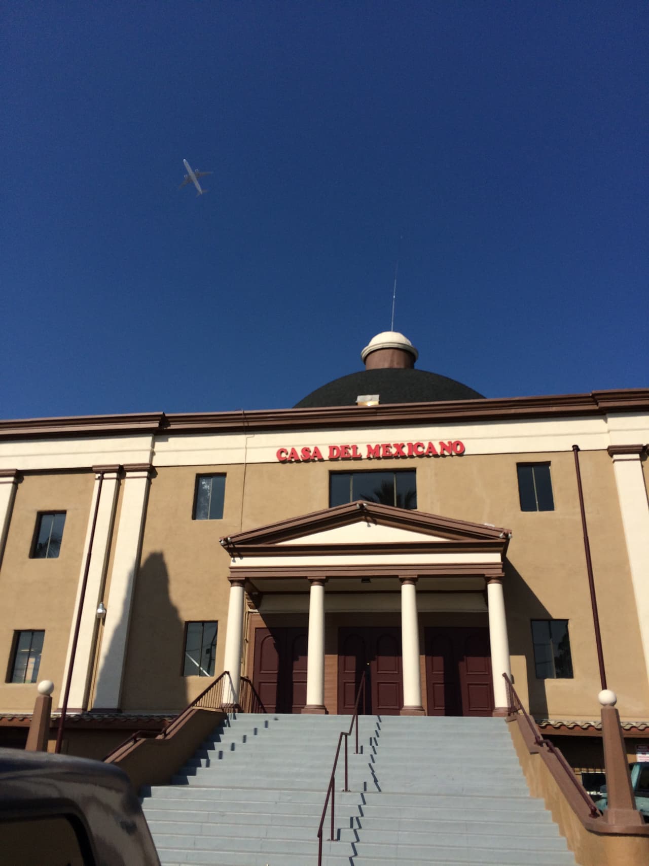 Dejamos el cementerio y de la mano de Becerra llegamos hasta la Casa del Mexicano, un edificio que en el siglo pasado sirvió como un centro cultural para la comunidad hispana. Hoy en día sus salas se pueden alquilar para eventos.