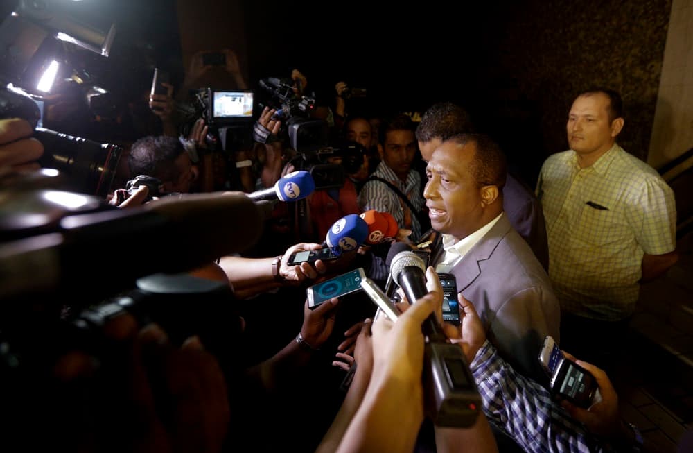 El fiscal Javier Caraballo habla con la prensa a la entrada de la sede de Mossack Fonseca