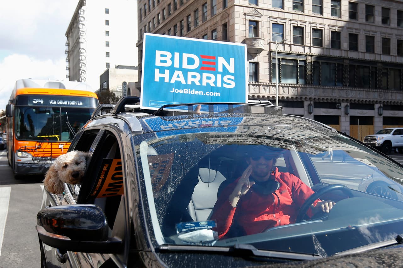 La celebración es a pie y sobre ruedas entre calles con negocios protegidos con tablas y cartón piedra para evitar que posibles actos violentos los conviertan en blancos de saqueos.