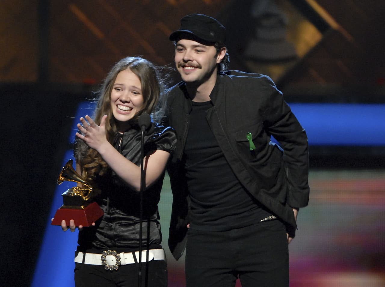 Aparecen en la escena musical el dueto Jesse & Joy y se hace del Latin GRAMMY a Mejor Nuevo Artista.
