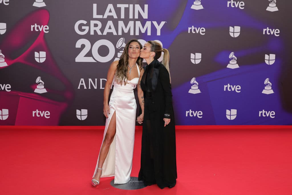 Kany García y su esposa Jocelyn Troche derrocharon amor, aunque en colores eran completamente opuestas.