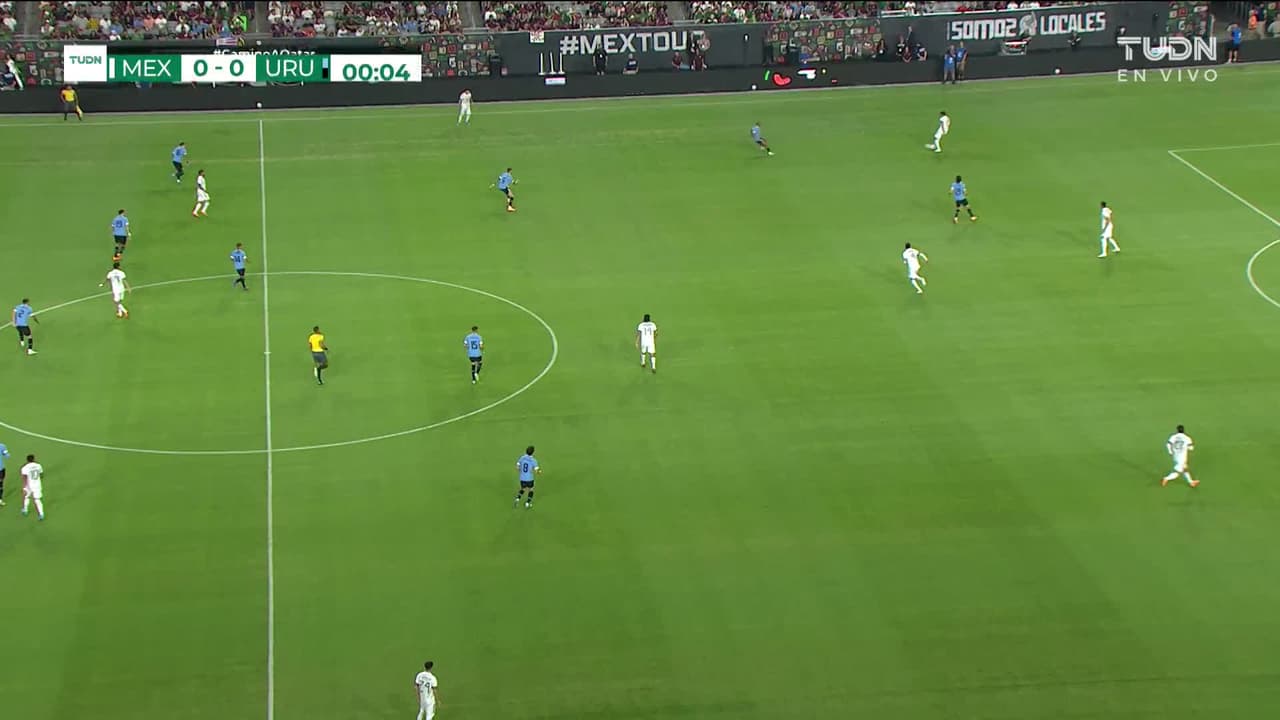 Arranca el partido y la pelota está en juego.