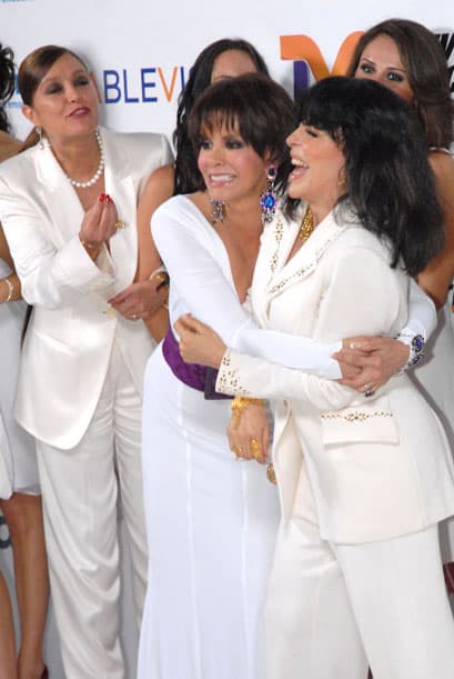 En el 2008 se convirtió en "Mujer Asesina", "Emma, Costurera". Aquí la podemos ver con su acérrima enemiga, Lucía Méndez. ¿A quién le van?