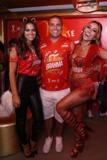 La ex novia de Neymar se divirtió con Ronaldo en el Carnaval de Brasil