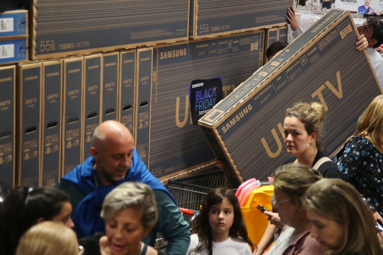 Mientras tanto, en países como Brasil, el 
<i>Black Friday</i> era el habitual día de compras con descuentos de todos los años.