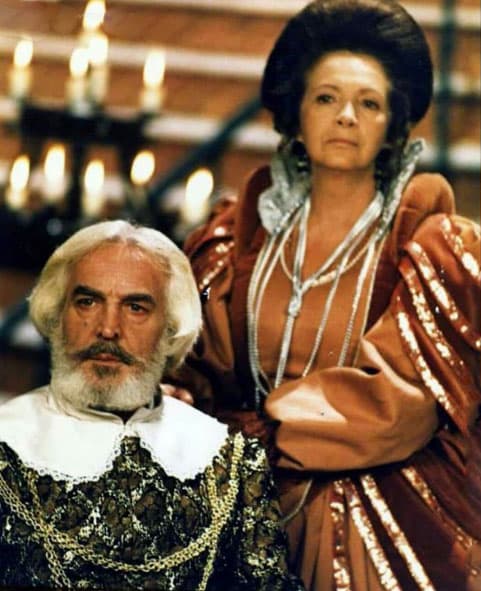 SUs padres la cuidaban demasiado, pues temían que la Santa Inquisión la descubrieran y la consideraran una bruja.