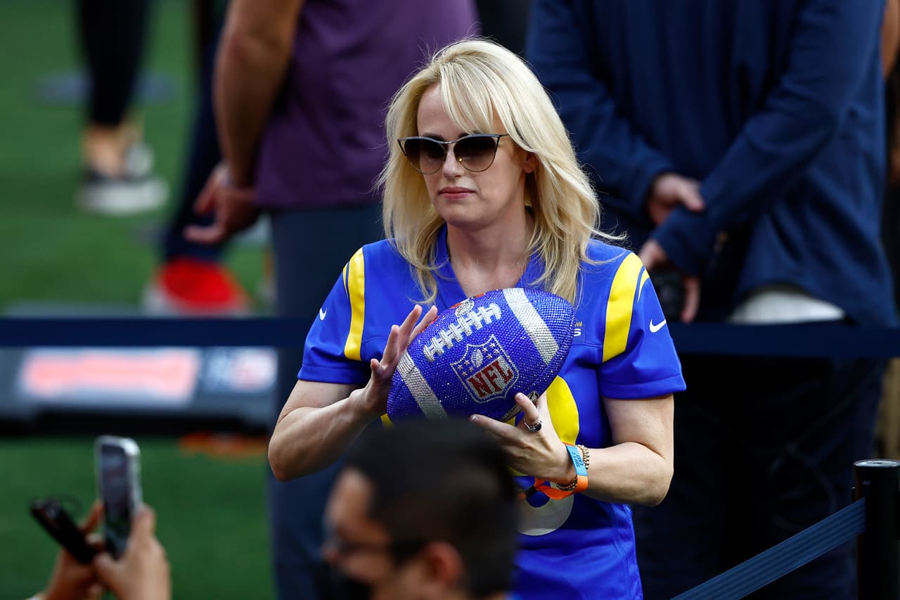 La actríz Rebel Wilson apareció en la cancha del SoFi Stadium previo al gran partido de la temporada 2022.