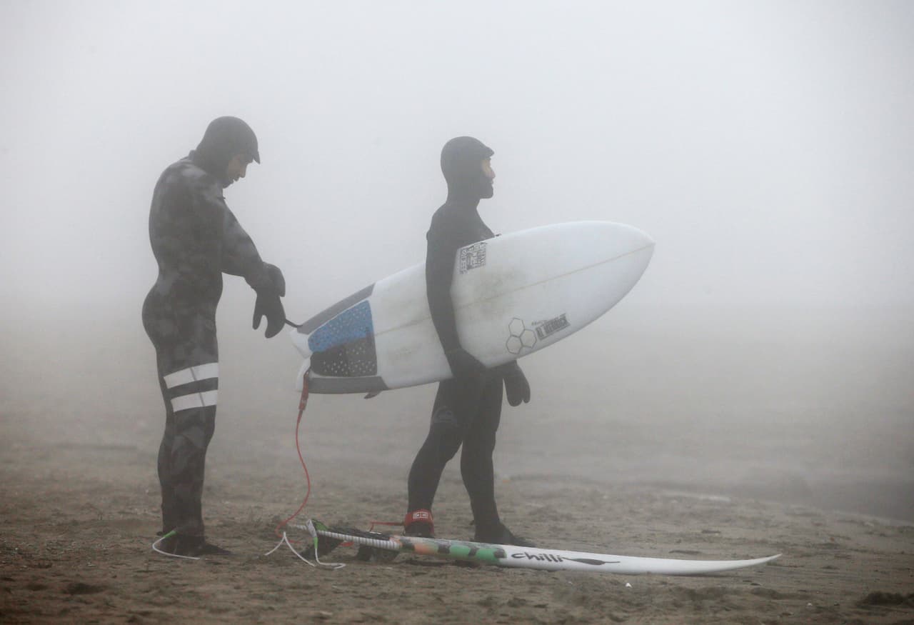 El clima invernal inusualmente cálido atrae a surfistas en Nueva York