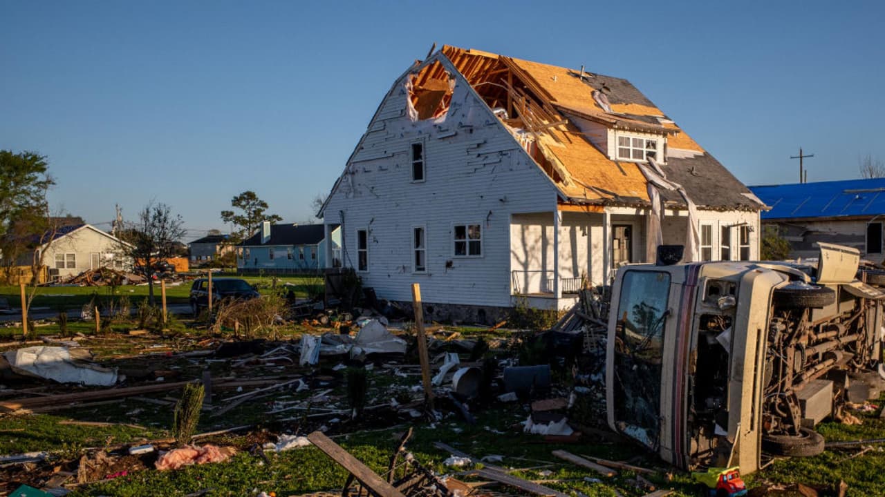 Más de medio centenar de tornados se han registrado en los últimos días en estados como Texas, Louisiana, Oklahoma y Mississippi. Este jueves, la ciudad de San Petersburgo, en Florida, fue impactada por uno de ellos, el cual dejó daños visibles desde el cielo. Louisiana ha sufrido el embate de 16 tornados que dejaron al menos tres personas muertas. Ante esta situación, varios estados continúan bajo vigilancia. 
<b>Lee aquí más información sobre <a href="https://www.univision.com/noticias/estados-unidos/cadena-tornados-tres-muertos-louisiana-destruccion " target="_blank">los tornados que han golpeado al estado de Louisiana</a></b>. 
<br>
