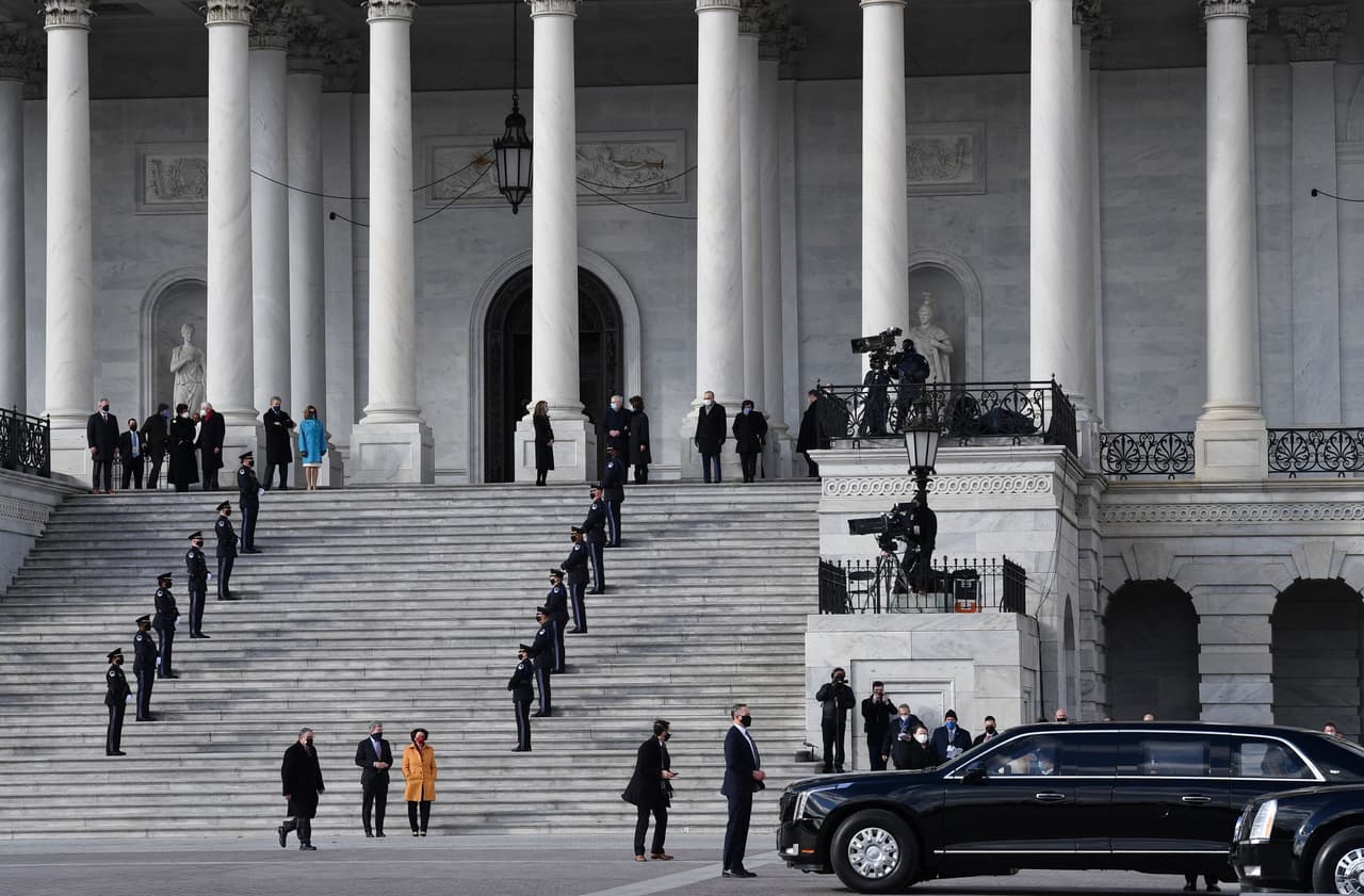 El chasis, el motor diésel Duramax de 214 caballos de fuerza y la transmisión de 'La Bestia' proviene de la línea de camiones de trabajo pesado de General Motors y su carrocería imita en la medida de lo posible a la de un Cadillac CT6, de la misma manera en la que la limusina de Obama trataba de recordar al Cadillac DTS.