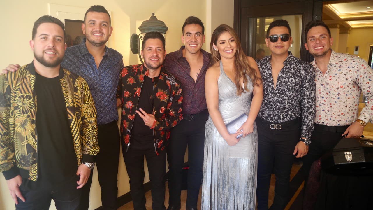Los locutores se encontraron a los muchachones de
<a href="http://www.univision.com/temas/calibre-50">Calibre 50</a> en el lobby de su hotel.