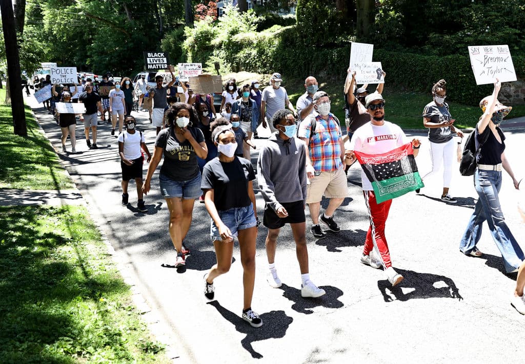 Manifestantes en Maplewood, en West Orange, Nueva Jersey. La historia de la violencia policial contra los afroestadounidenses es larga. Si eres negro en EEUU tienes casi tres veces más posibilidades de que un policía te mate que si eres blanco, aunque estés desarmado, según datos recopilados por
<i><a href="https://mappingpoliceviolence.org/" target="_blank">Mapping Police Violence</a>.</i>