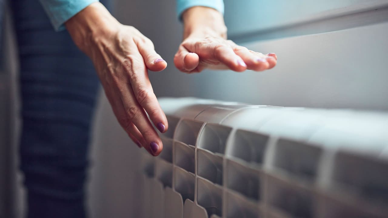 <h3 class="cms-H3-H3"><b>Asegura un hogar cálido y protegido 🏠🔥</b></h3>
<br>Cierra bien puertas y ventanas para evitar corrientes de aire. Si tienes fugas, usa un "churro" o un rollo de tela en las puertas. Además:
<ul>
 <li>Verifica que tu calefacción funcione correctamente.</li>
 <li>Ten detectores de humo y monóxido de carbono operativos.</li>
 <li>Si hay un corte de energía, ten mantas y linternas listas.</li>
</ul>