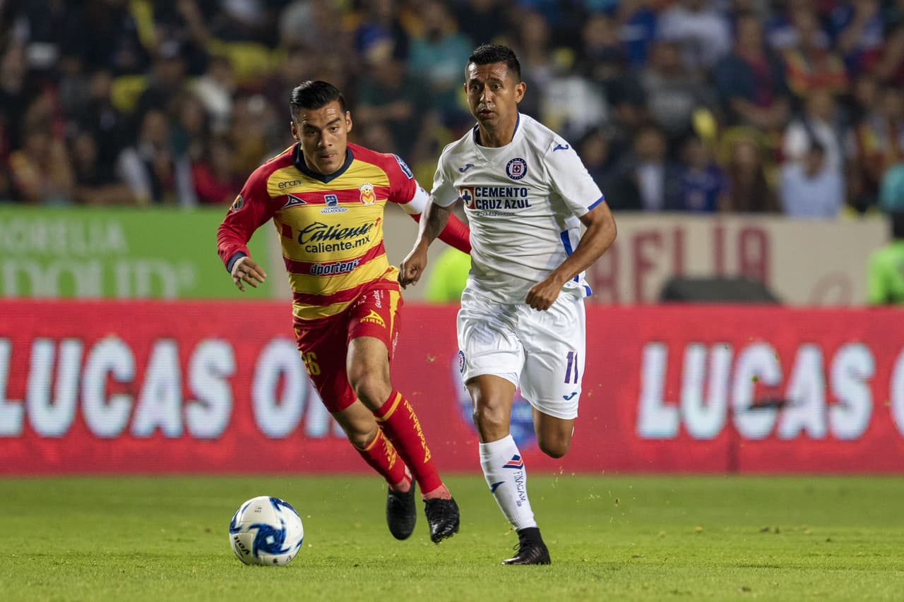 Elías Hernández sale con pelota controlada y filtra un gran balón para el Cabecita Rodríguez.